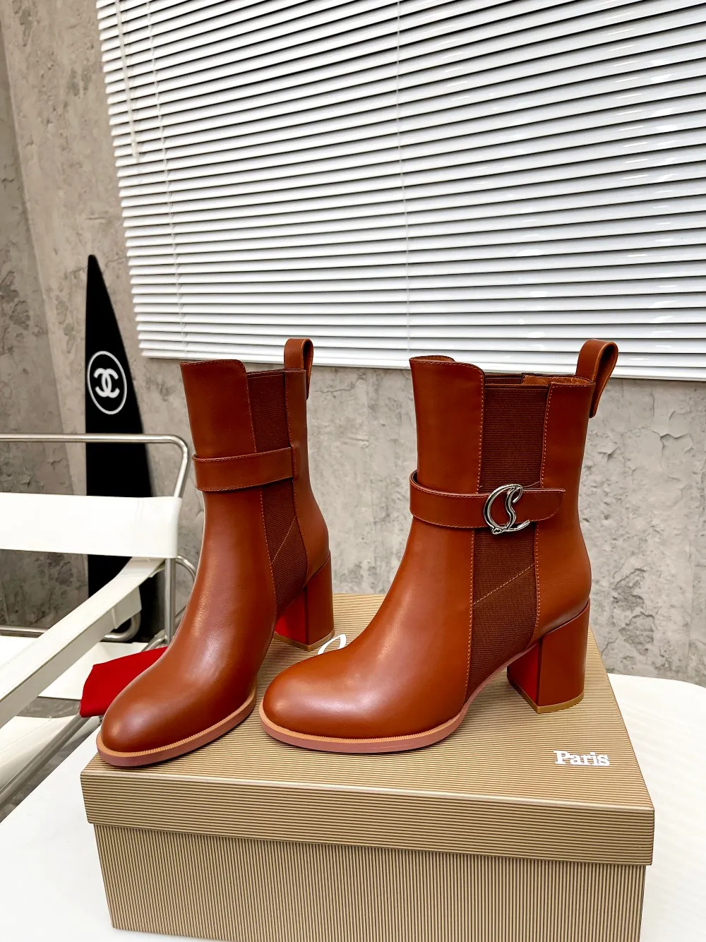 👟👟Ex-factory price 600👟👟 Christian Louboutin (CL) launches new thick-heeled thick-soled boots in 2022, made of shiny calf leather. Eye-catching embellishments on the side, elastic gold-plated Christian Louboutin (CL) logo design, tube height 6 inches (15cm) ✅Fabric: grained cowhide ✅Lining: sheepskin ✅Outsole/heel height: rubber Genuine leather heel height 7cm ✅Color: black reddish brown ✅Number: 34-41 (customized for 34,41) ✅Packaging: original board packaging